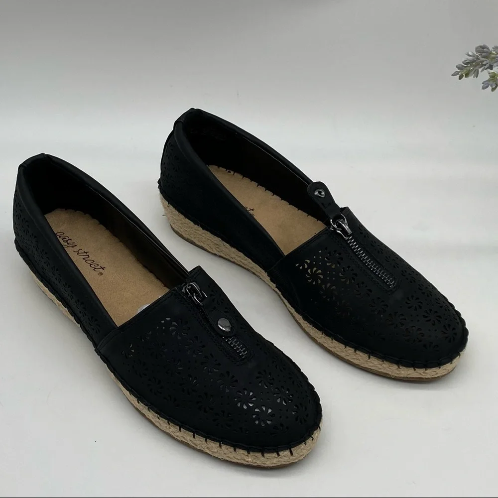 EASY STREET Women's Zenon Comfort Flats in Black size 8W NIB
